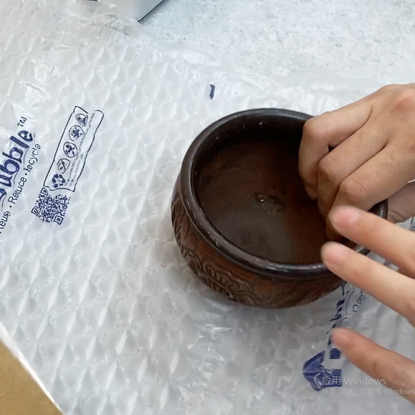 強力氣泡布包裝玻璃與陶瓷,避免搬運過程損壞