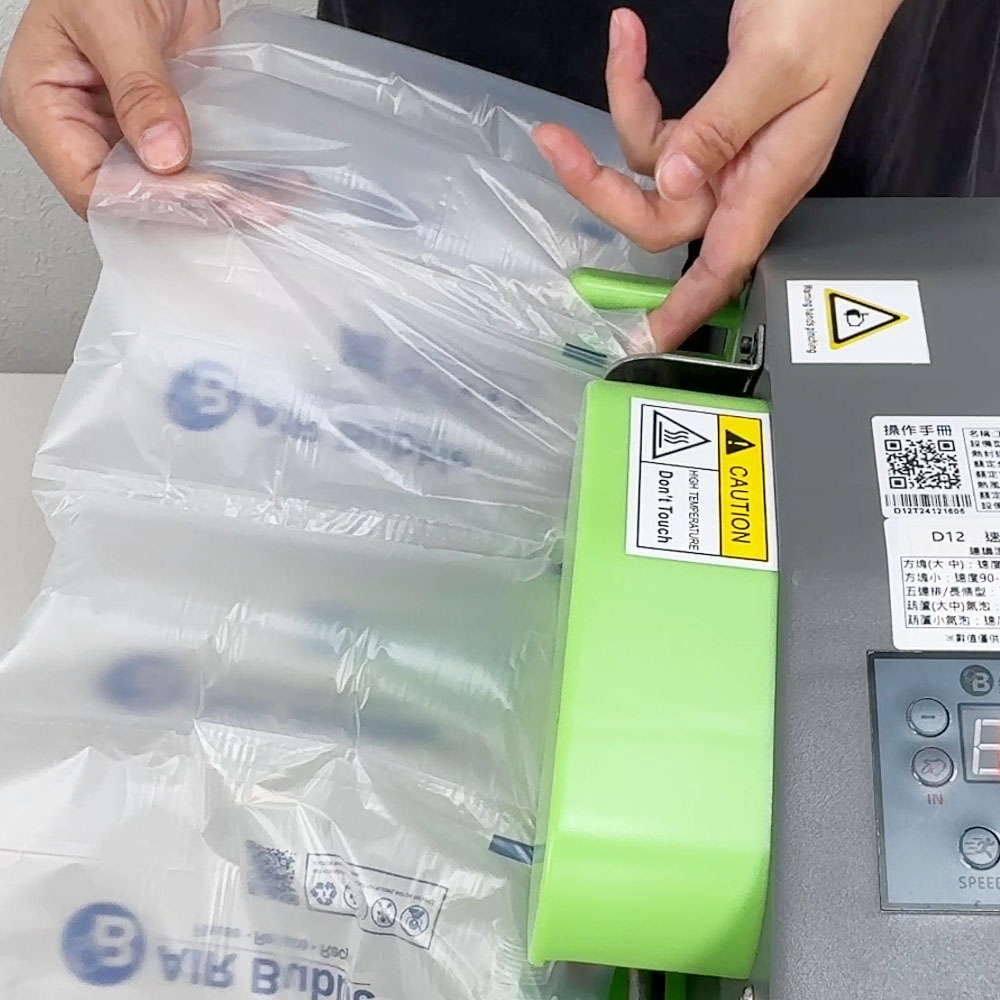 氣墊機運作時膠膜卡在進氣管,導致設備無法正常運轉