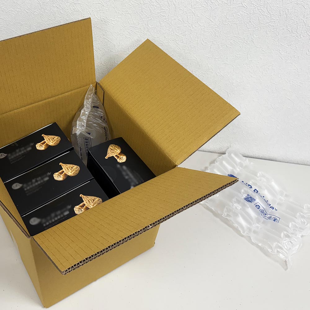 年節餅乾禮盒填充式包裝配置，於禮盒周邊加入氣泡布固定，抑制內容物晃動