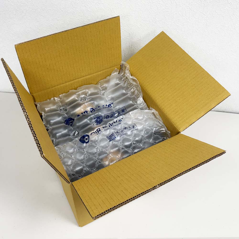 年節餅乾禮盒出貨包裝示意，禮盒上下鋪設強力氣泡布，建立基本緩衝層，適合大量出貨作業