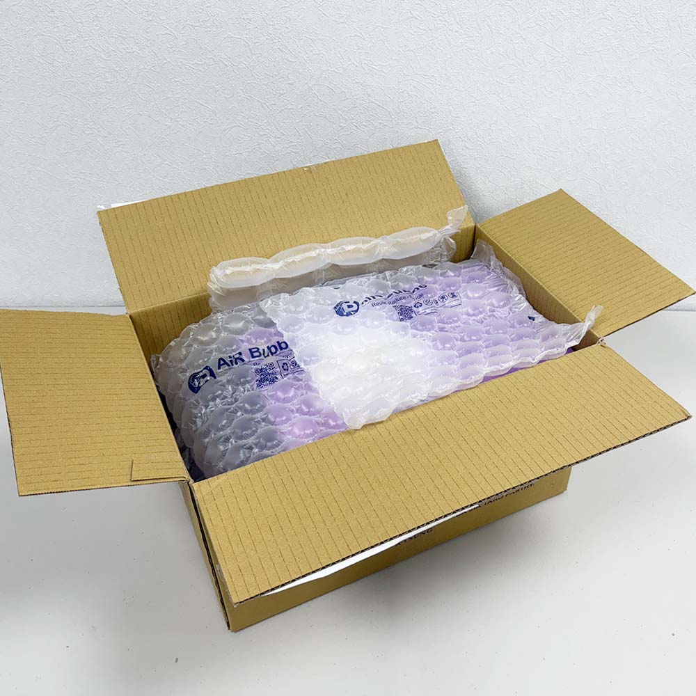 年節禮盒大量出貨包裝配置，餅乾禮盒上下鋪強力氣泡布，降低運送擠壓造成的外盒變形風險