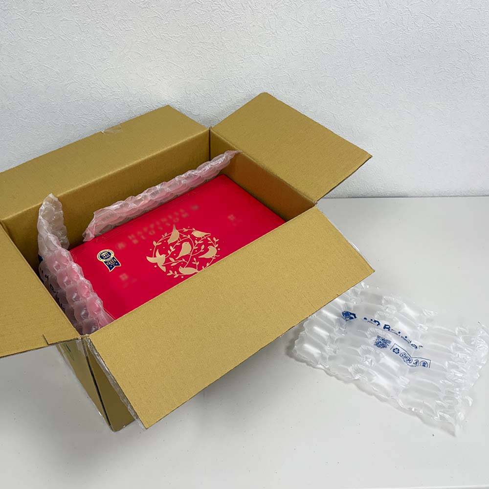 餅乾年節禮盒固定與緩衝配置，結合填充型氣泡布，避免禮盒於箱內位移