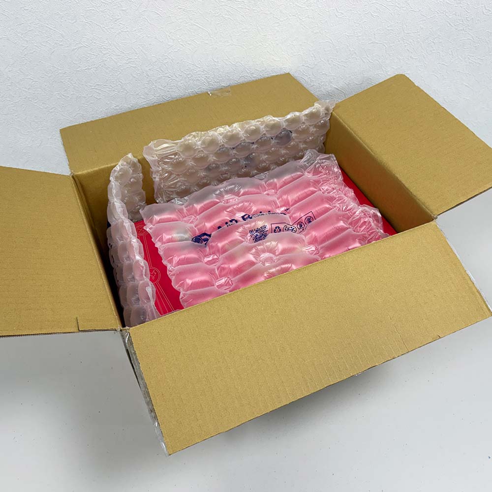 年節餅乾禮盒包裝實務畫面，以上下鋪強力氣泡布作為基礎緩衝配置