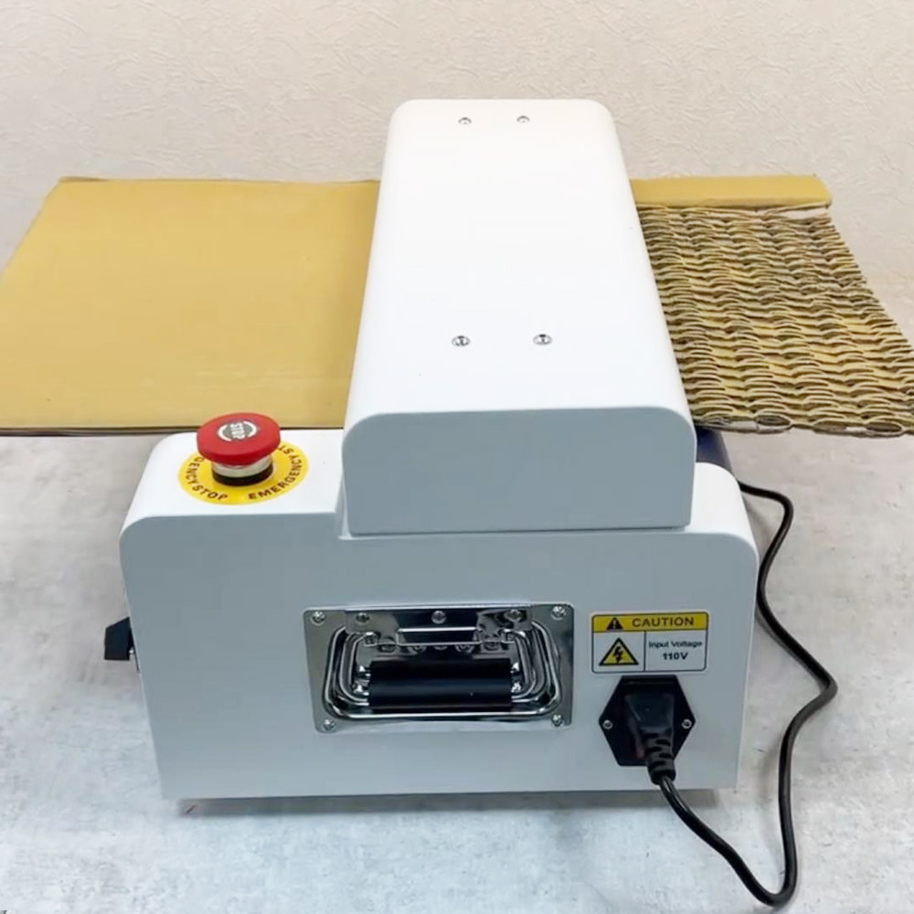 瓦楞紙經設備加工後形成蜂巢緩衝紙材料,可用於包裝填充與防震保護