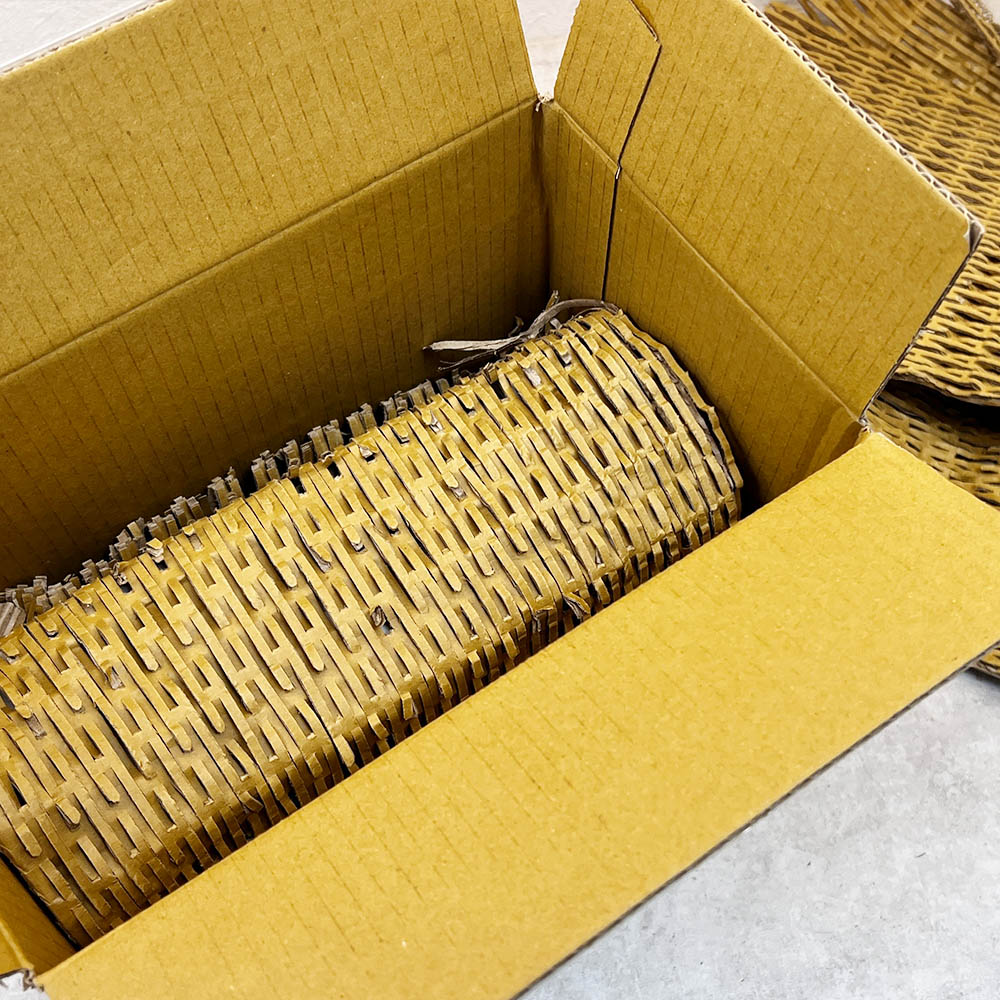 蜂巢緩衝紙於紙箱內形成填充保護層