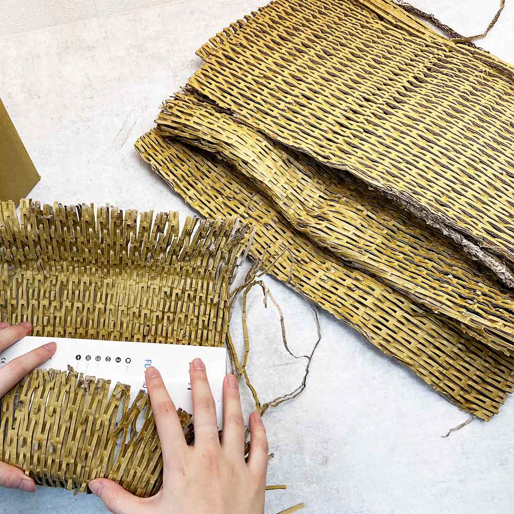 蜂巢緩衝紙包覆產品展示其立體結構與填充緩衝效果