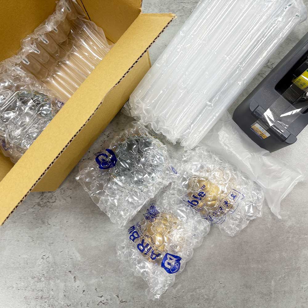 以氣柱捲為主體包裝居家飾品，搭配氣泡布作為輔助緩衝的出貨防護情境