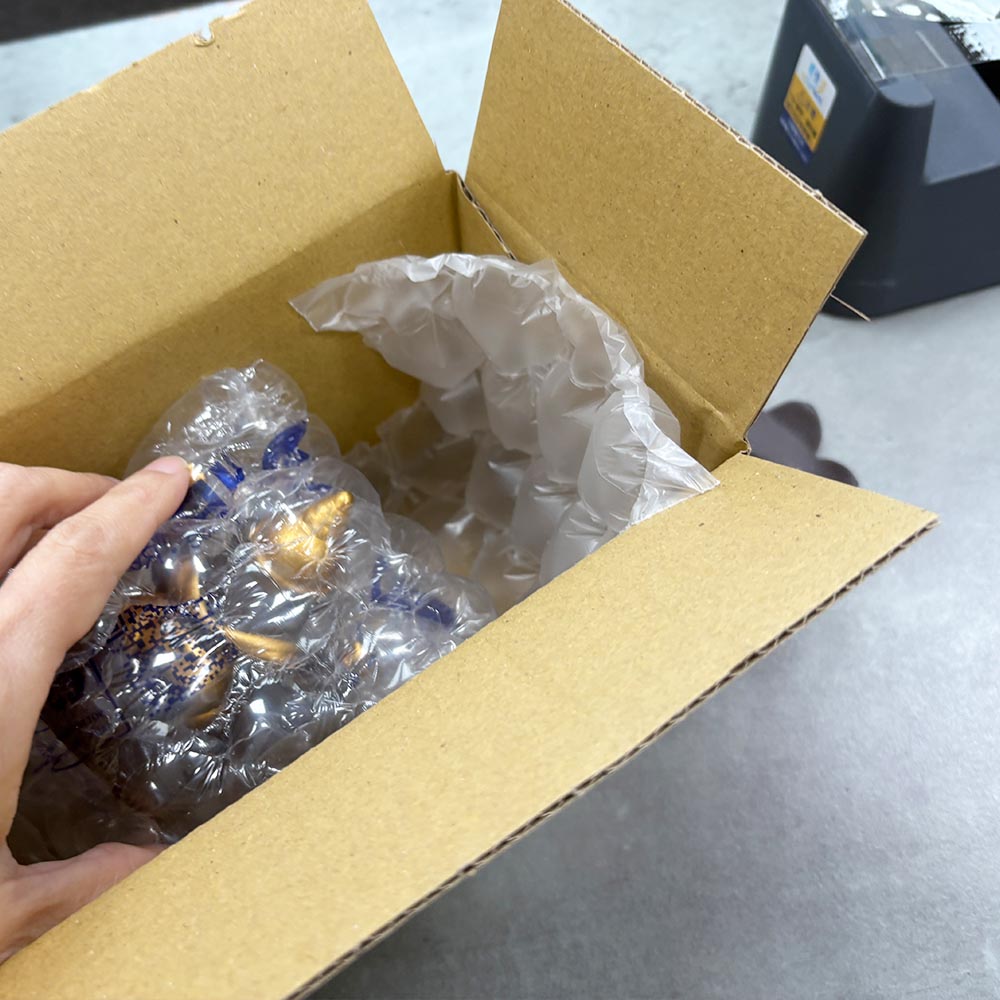 薰香家居飾品以強力氣泡布包覆，作為出貨包裝的緩衝防護示意