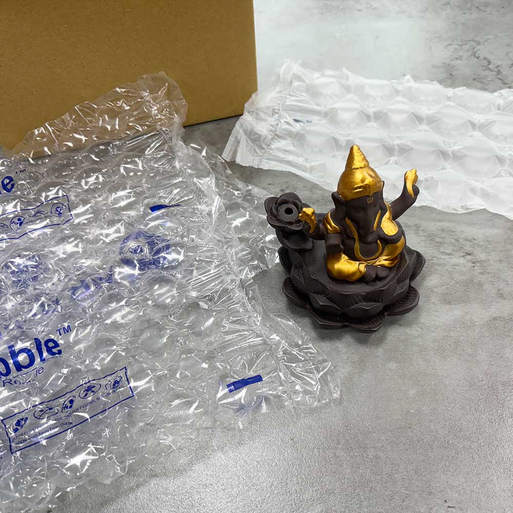 以強力氣泡布包裝薰香飾品，降低小型家居裝飾品出貨時的碰撞與破損風險