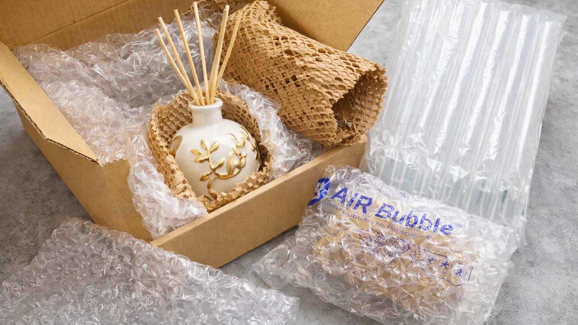 家居裝飾品出貨包裝示意，結合多種緩衝包材以降低運送過程中的破損風險