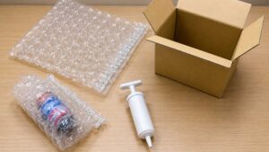 葫蘆型膠膜、手動充氣筒與紙箱包裝示意圖，適用於小型電商包材、緩衝包材及不用機器充氣的出貨應用
