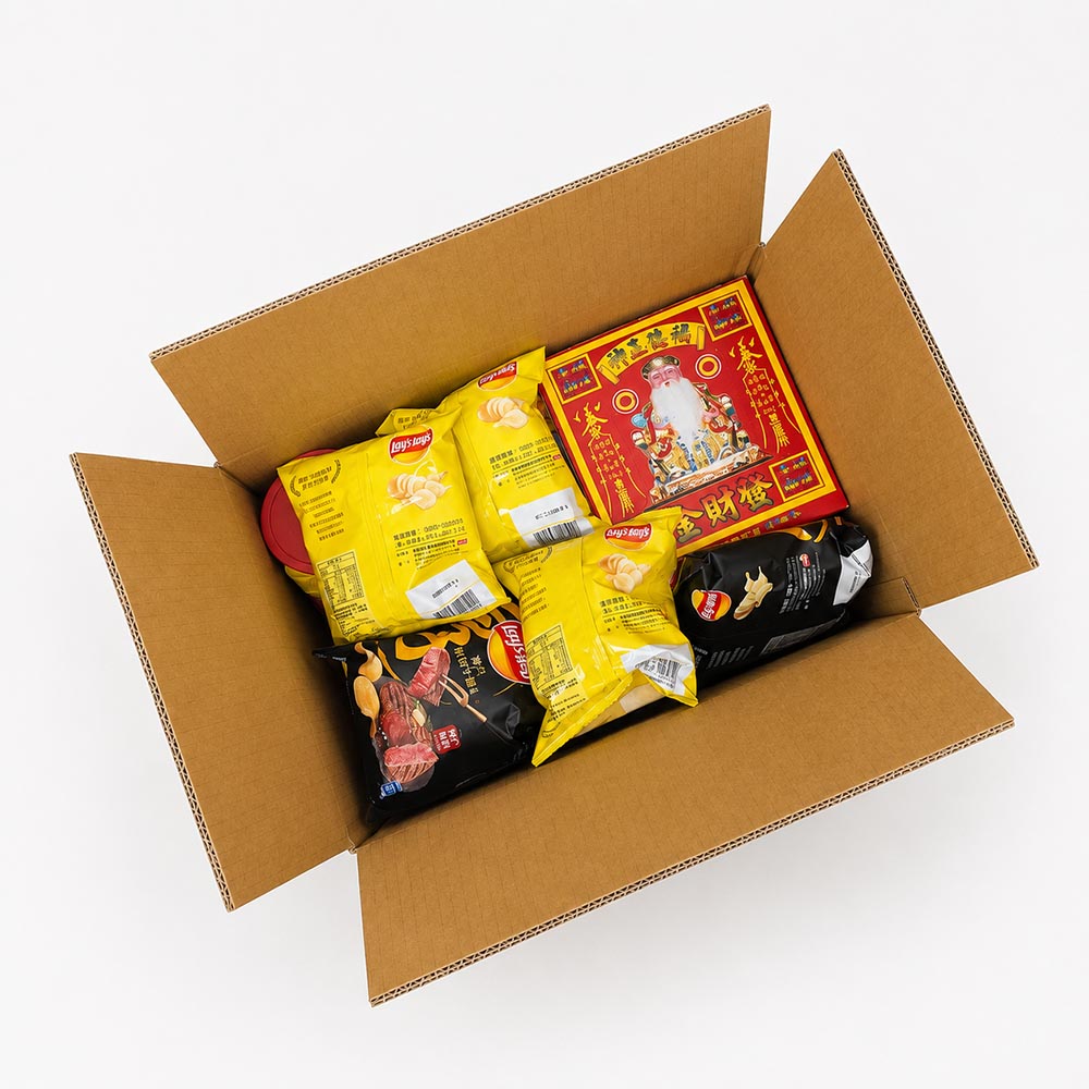 中元香品與袋裝餅乾放入紙箱，準備進行氣泡布填充與防撞包裝