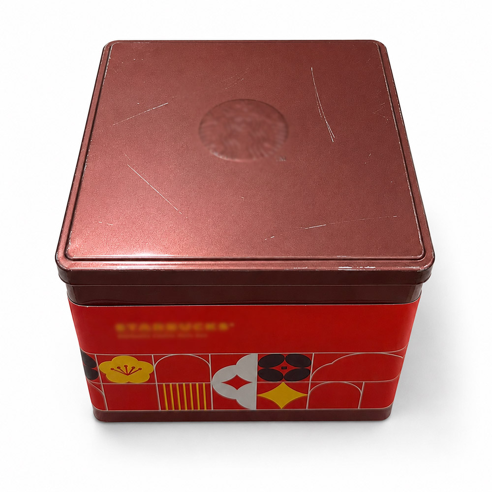 中秋禮盒表面出現刮傷，顯示包裝防護不足可能影響禮盒外觀與送禮質感
