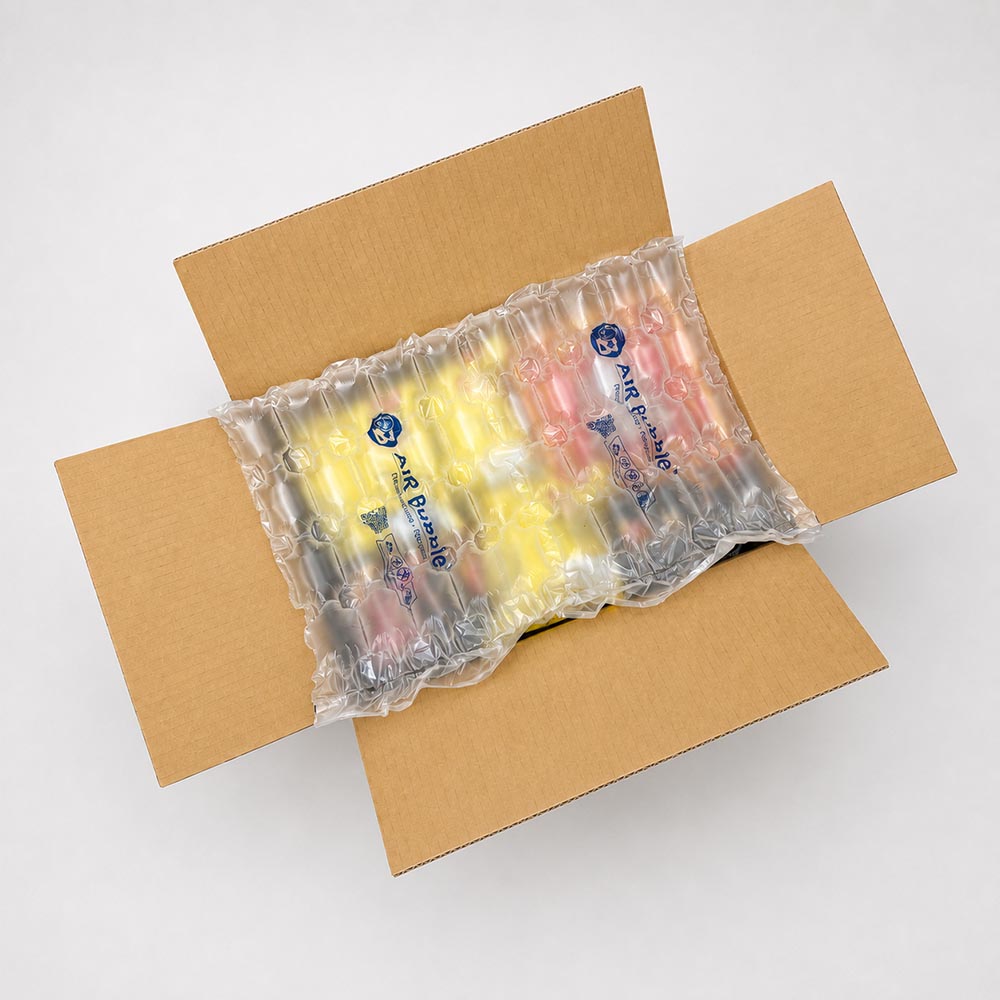 中元香品與袋裝餅乾完成氣泡布覆蓋，形成上層緩衝並減少箱內晃動