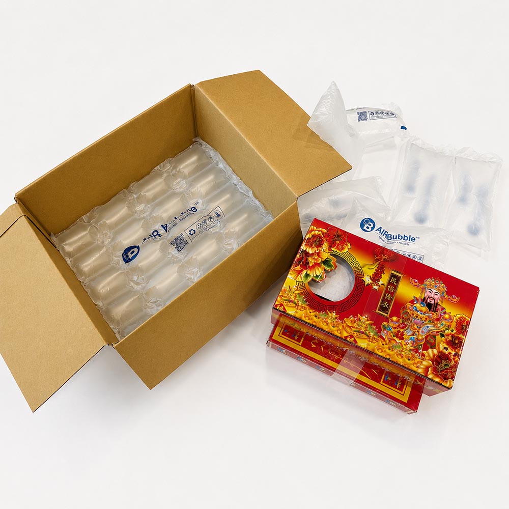 香品禮盒完成透明束帶整裝，搭配氣泡布準備放入紙箱進行防撞保護