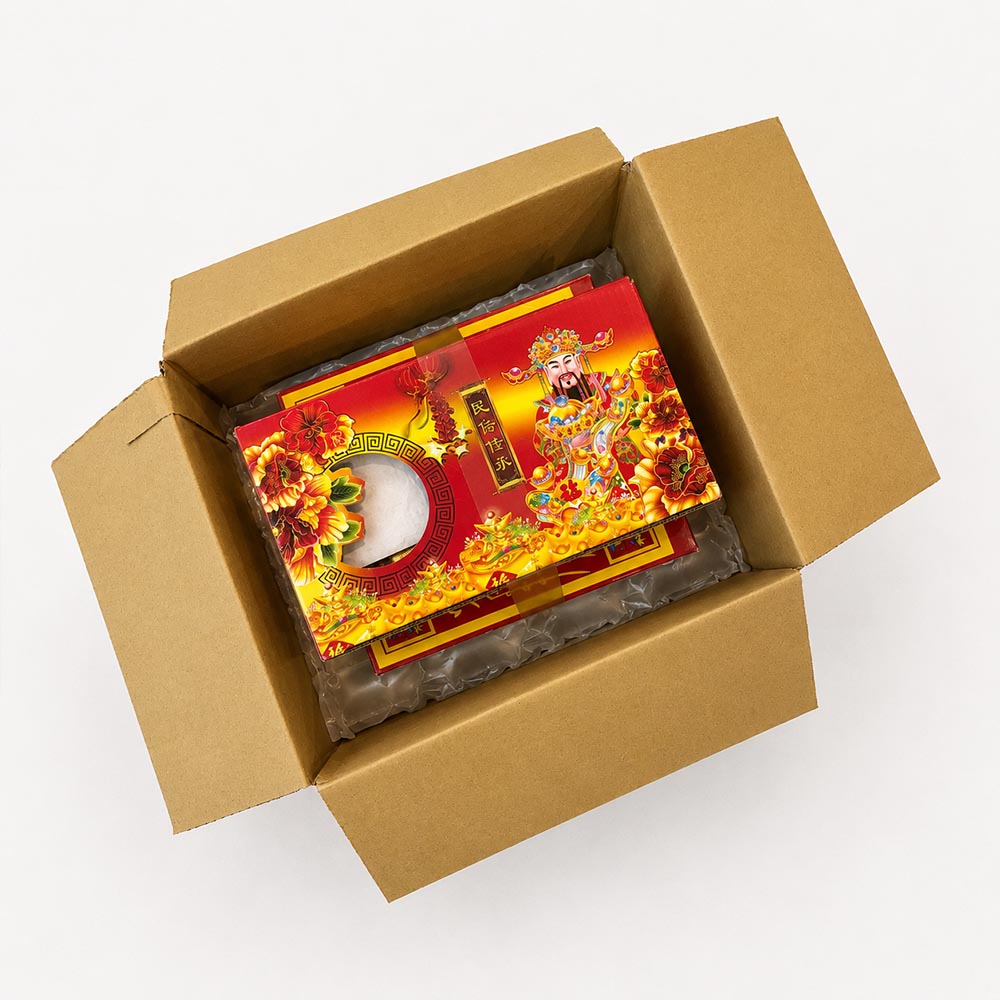 束帶完成的香品禮盒放入紙箱，底部搭配氣泡布提供緩衝與防撞保護