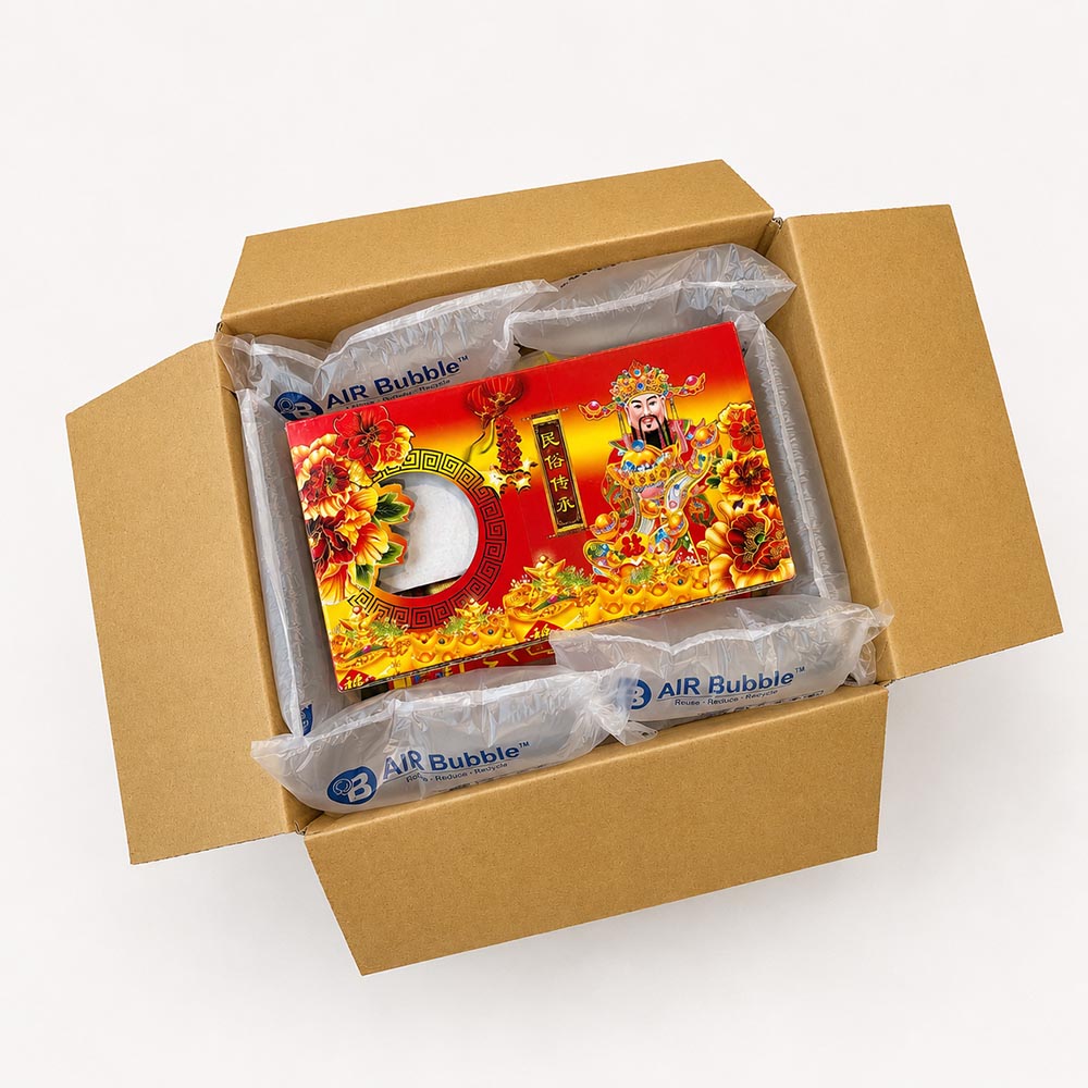 束帶香品禮盒放入紙箱後，以氣泡布包覆四周並填補空隙，降低運送碰撞與位移